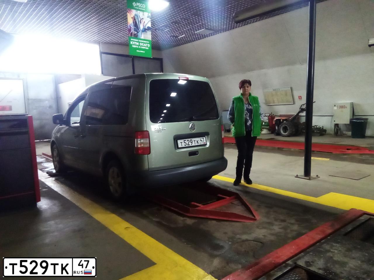 Фото автомобиля VOLKSWAGEN CADDY, 2010 — госномер Т529ТК47. Цвет: СЕРО-ЗЕЛЕНЫЙ