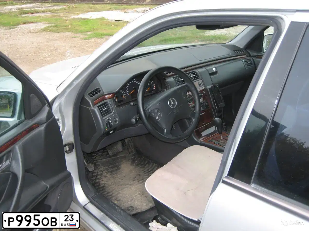 Фото автомобиля MERCEDES E-KLASSE, 1999 — госномер Р995ОВ23. Цвет: СЕРЕБРИСТЫЙ