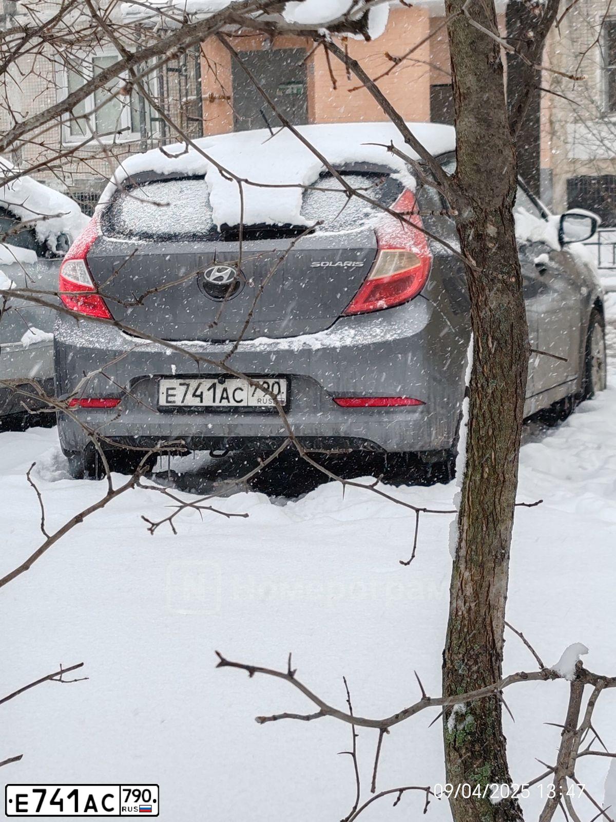 Фото автомобиля HYUNDAI SOLARIS, 2014 — госномер Е977ЕА550. Цвет: темно-серый
