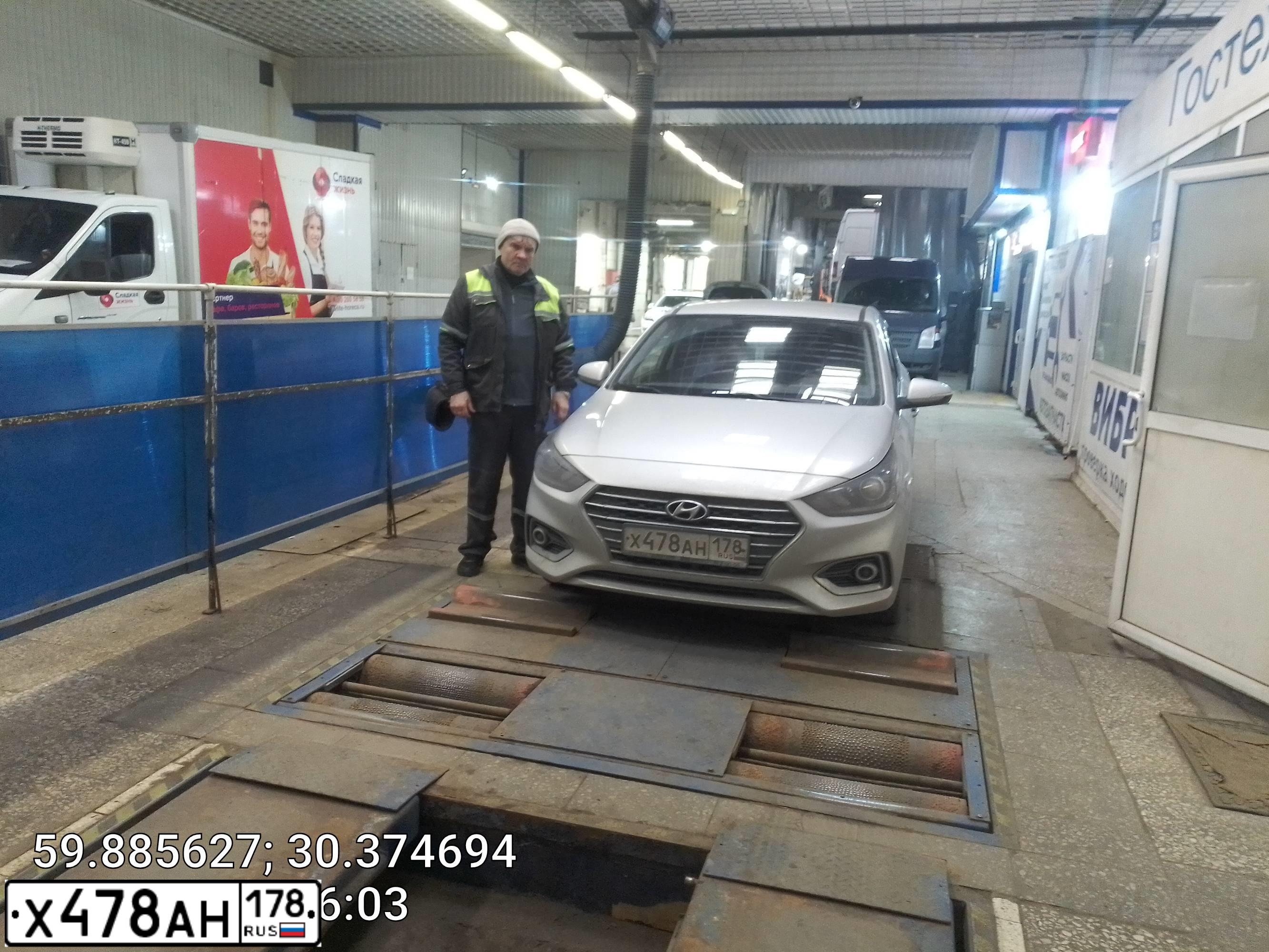 Фото автомобиля HYUNDAI SOLARIS, 2017 — госномер Х478АН178. Цвет: Серебристый