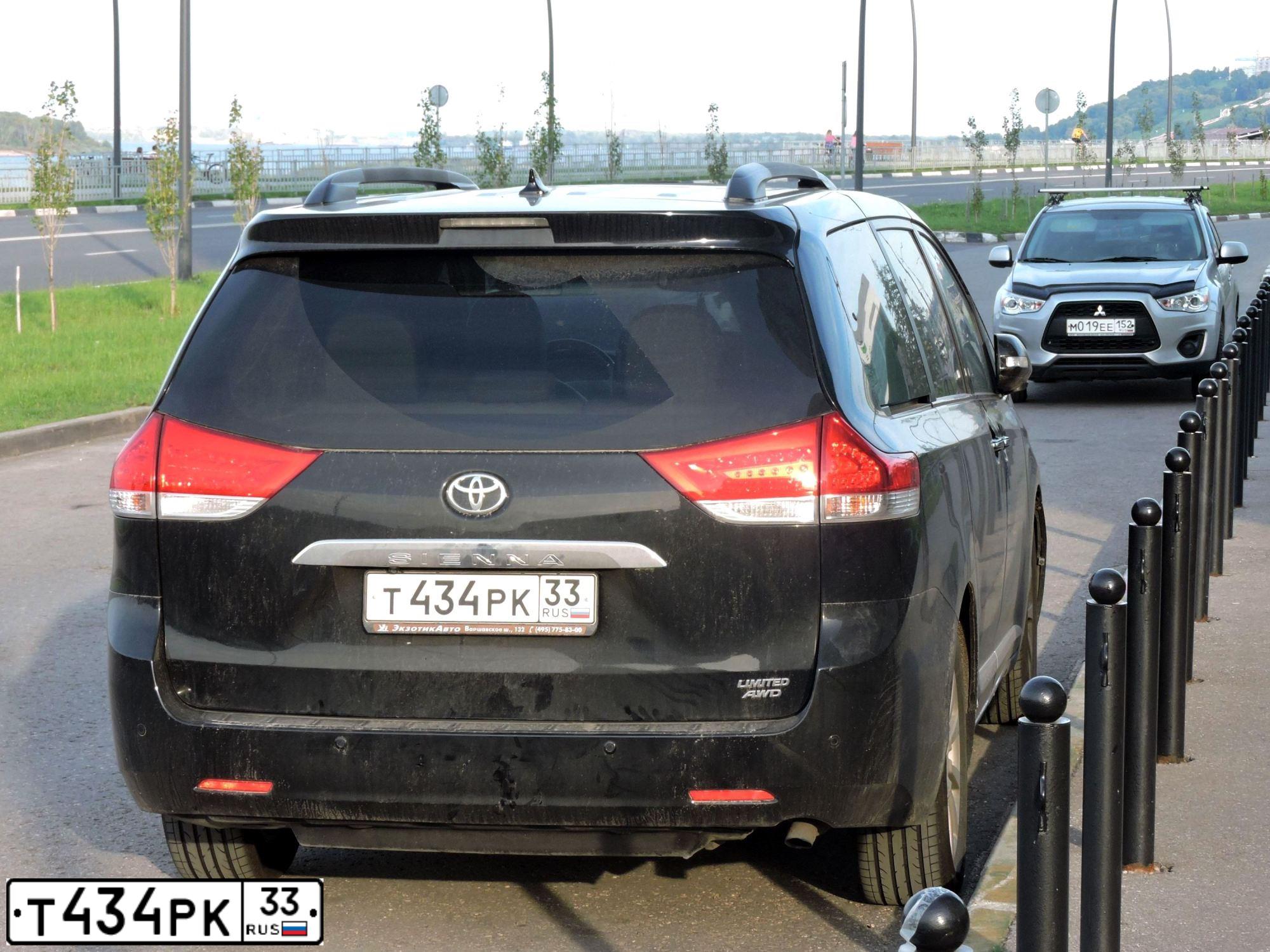 Фото автомобиля TOYOTA SIENNA, 2013 — госномер Т434РК33. Цвет: ЧЕРНЫЙ