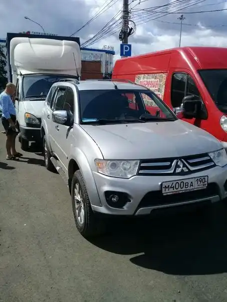 Фото автомобиля MITSUBISHI PAJERO SPORT, 2013 — госномер М400ВА190. Цвет: СЕРЫЙ