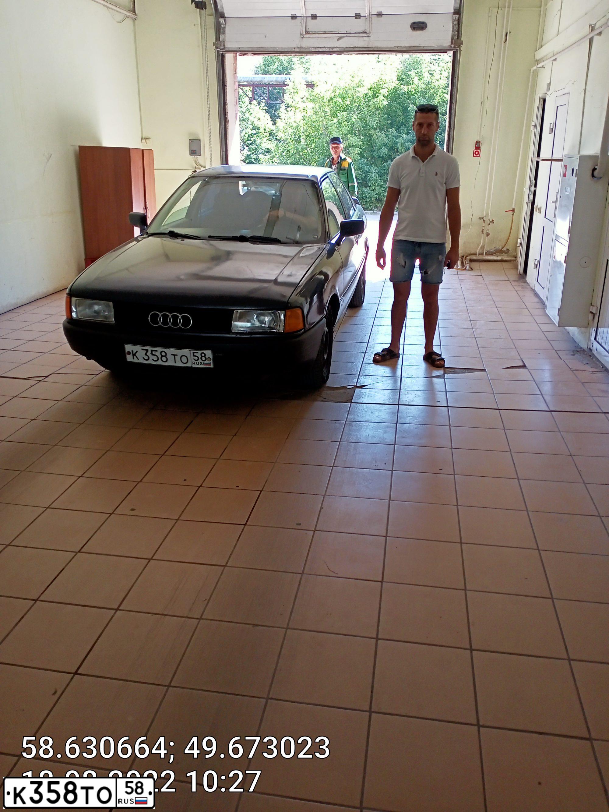 Фото автомобиля AUDI 80, 1990 — госномер Е424ВХ58. Цвет: синий