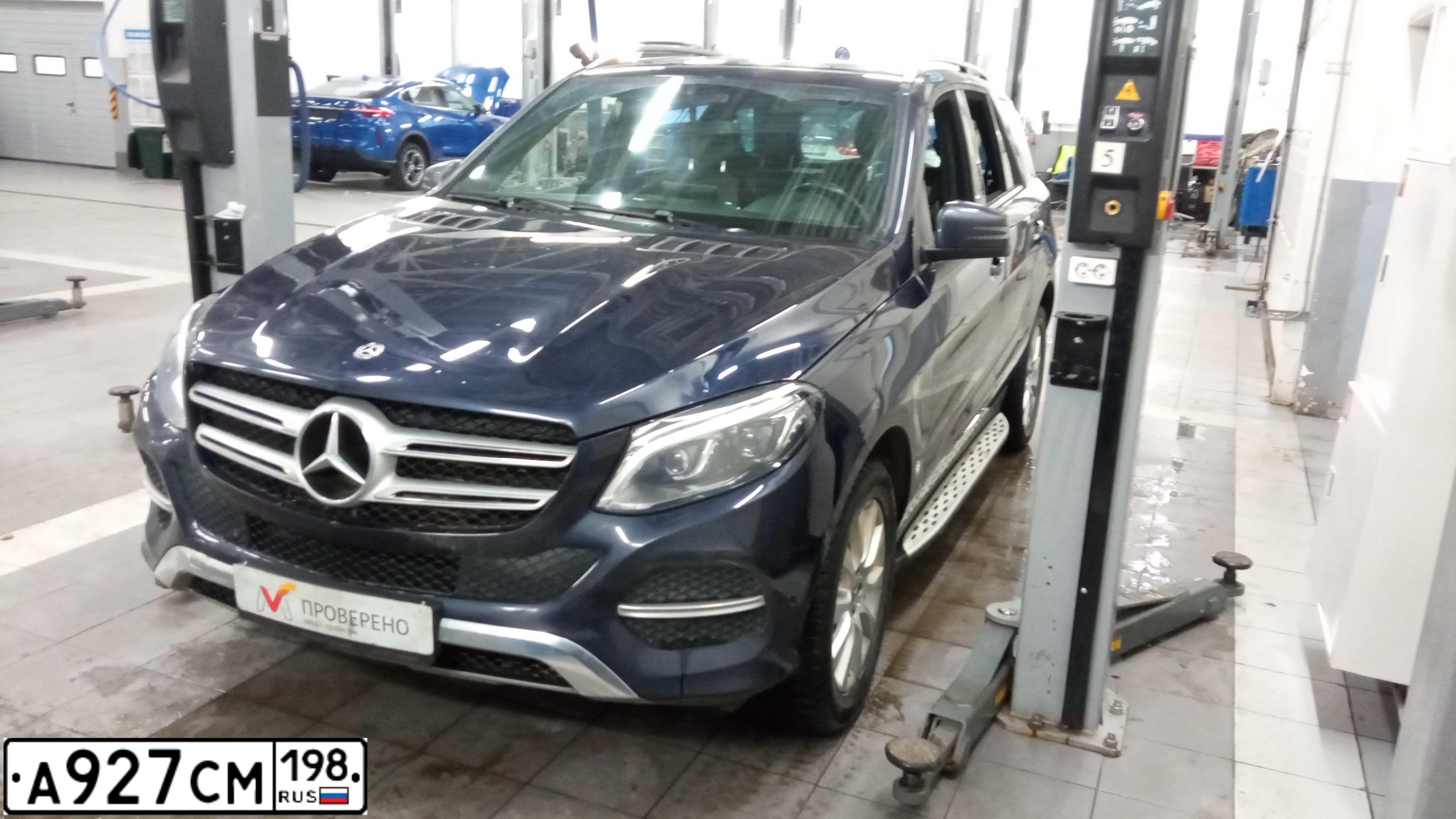 Фото автомобиля MERCEDES GLE-KLASSE, 2018 — госномер К575ВВ147. Цвет: синий