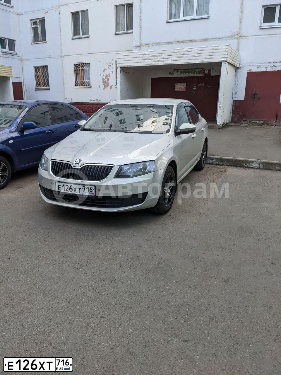 Фото автомобиля SKODA OCTAVIA, 2015 — госномер Е126ХТ716. Цвет: Серебристо-Желтый