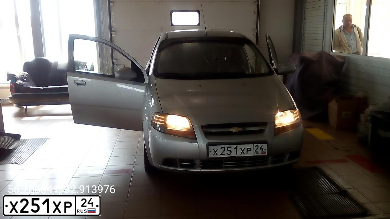 Фото автомобиля CHEVROLET AVEO, 2008 — госномер Х251ХР24. Цвет: СЕРЫЙ