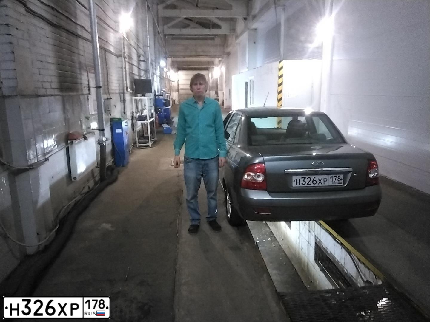 Фото автомобиля LADA 2170 PRIORA, 2013 — госномер Н326ХР178. Цвет: СРЕДНИЙ СЕРО-ЗЕЛЕНЫЙ МЕТ