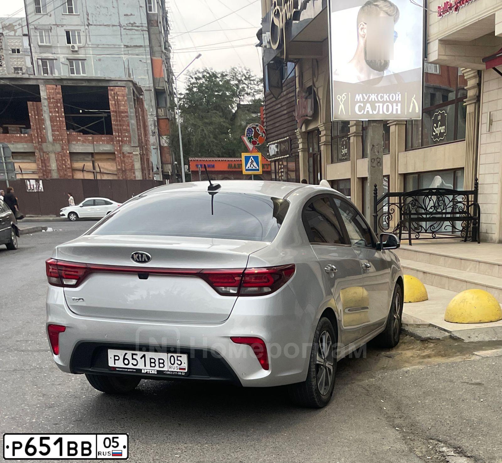 Фото автомобиля KIA RIO, 2019 — госномер Р651ВВ05. Цвет: СЕРЫЙ