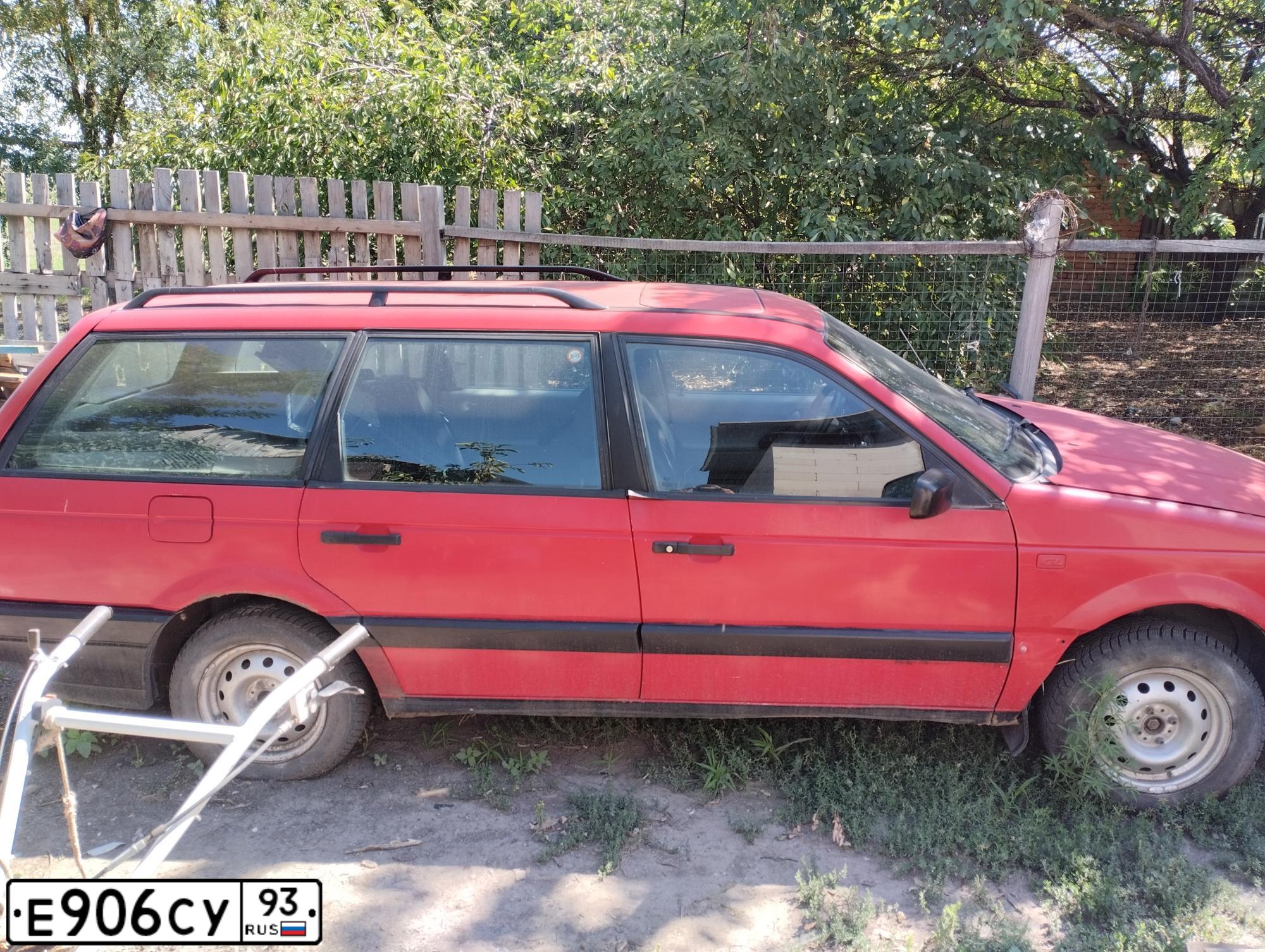 Фото автомобиля VOLKSWAGEN PASSAT, 1990 — госномер В128ОР761. Цвет: КРАСНЫЙ
