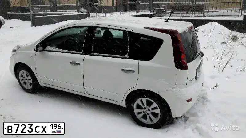Фото автомобиля NISSAN NOTE, 2011 — госномер В723СХ196. Цвет: БЕЛЫЙ