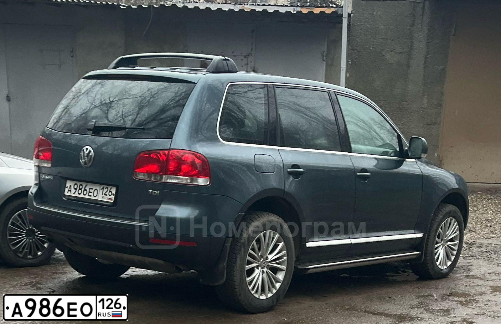 Фото автомобиля VOLKSWAGEN TOUAREG, 2006 — госномер А986ЕО126. Цвет: ТЕМНО-СЕРЫЙ