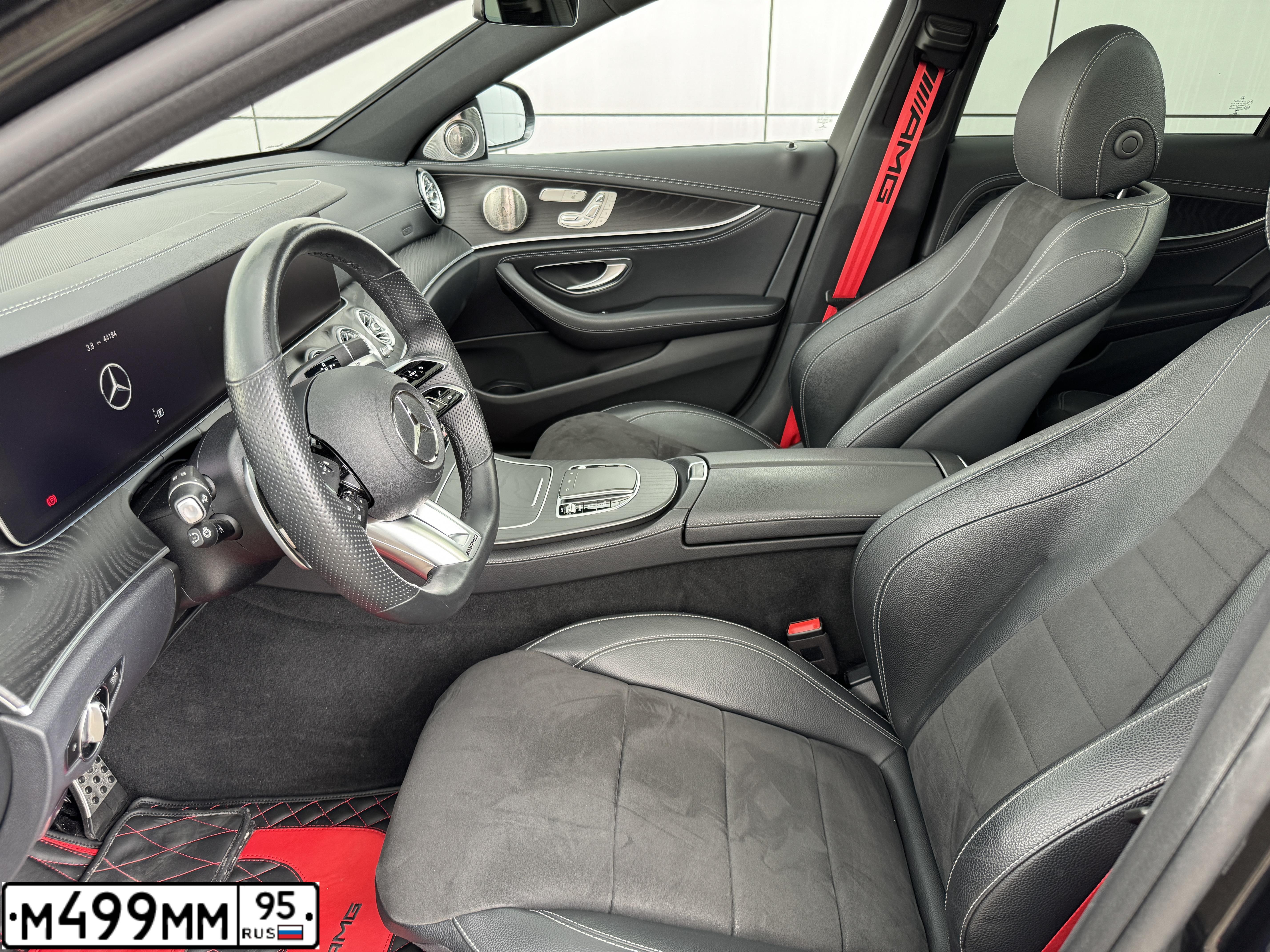 Фото автомобиля MERCEDES-BENZ E300, 2022 — госномер А888УЕ147. Цвет: ЧЕРНЫЙ