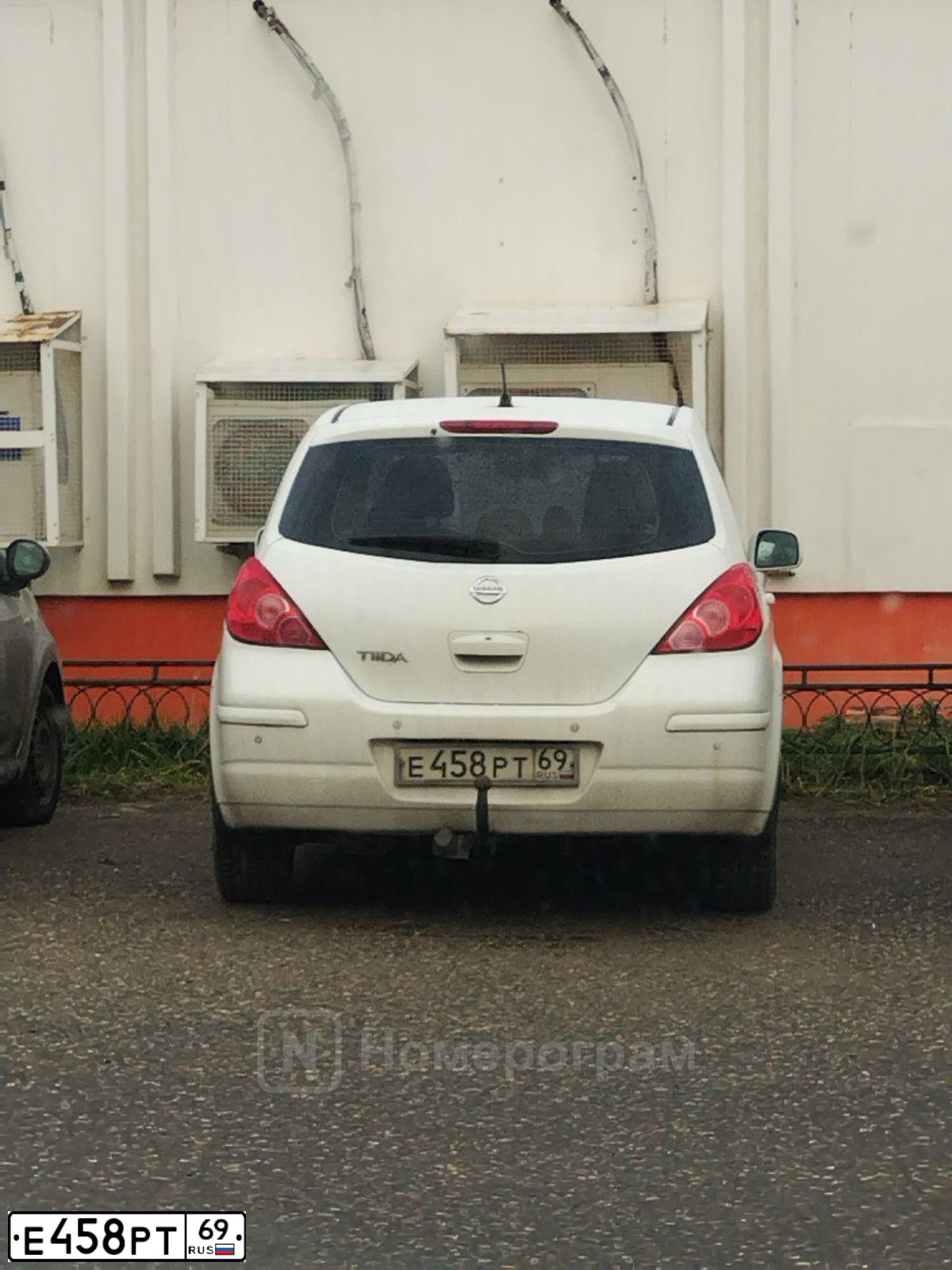 Фото автомобиля NISSAN TIIDA, 2011 — госномер Е458РТ69. Цвет: Белый
