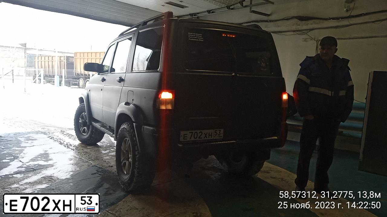 Фото автомобиля UAZ 3163 PATRIOT, 2006 — госномер Е702ХН53. Цвет: АВАНТЮРИН-МЕТАЛЛИК