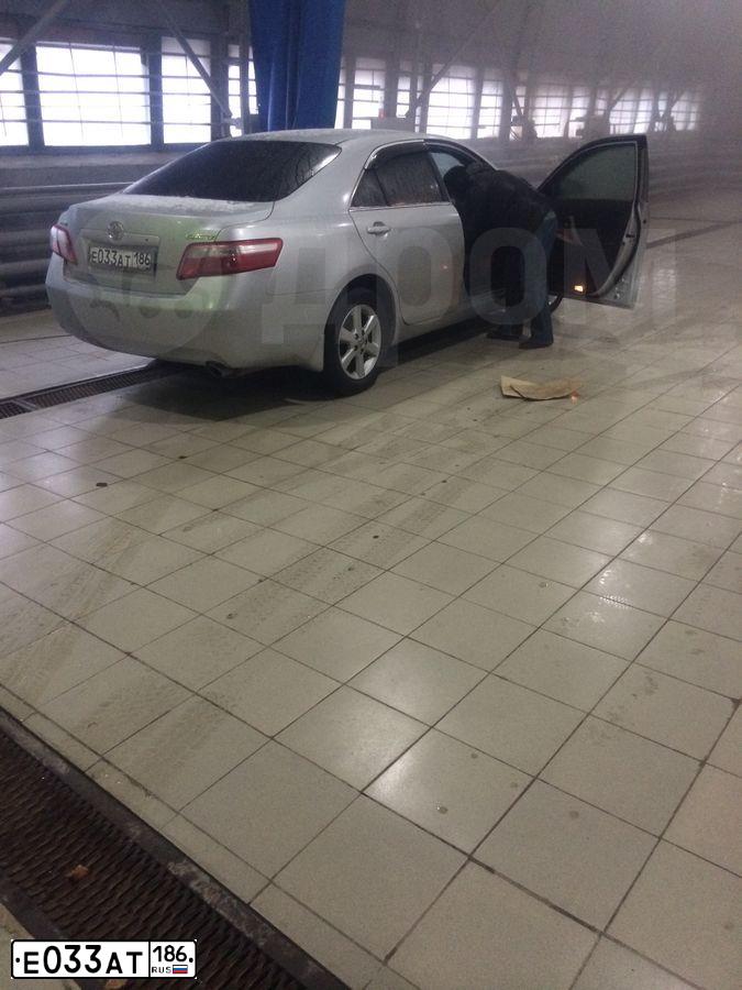 Фото автомобиля TOYOTA CAMRY, 2010 — госномер Е033АТ186. Цвет: СЕРЕБРИСТЫЙ МЕТАЛЛИК