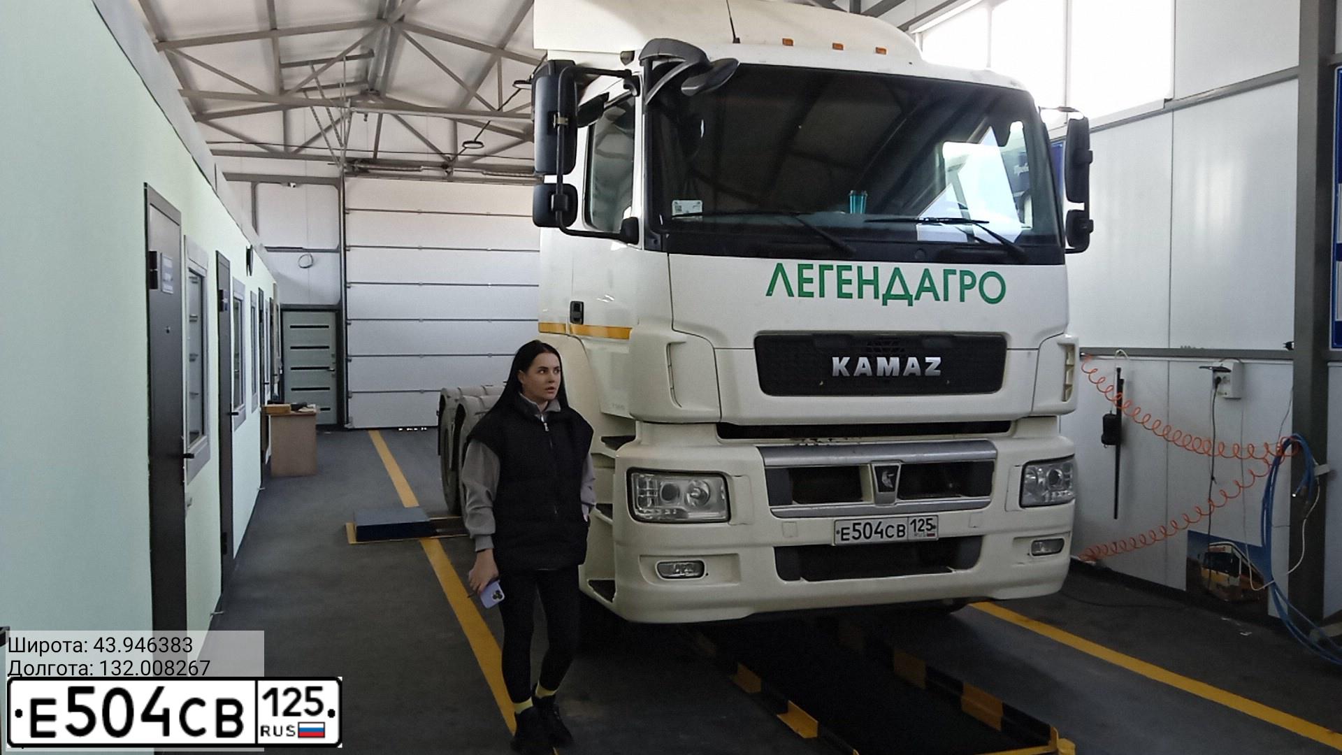 Фото автомобиля KAMAZ 6520 /6X4/, 2019 — госномер Е504СВ125. Цвет:  белый RAL 9010