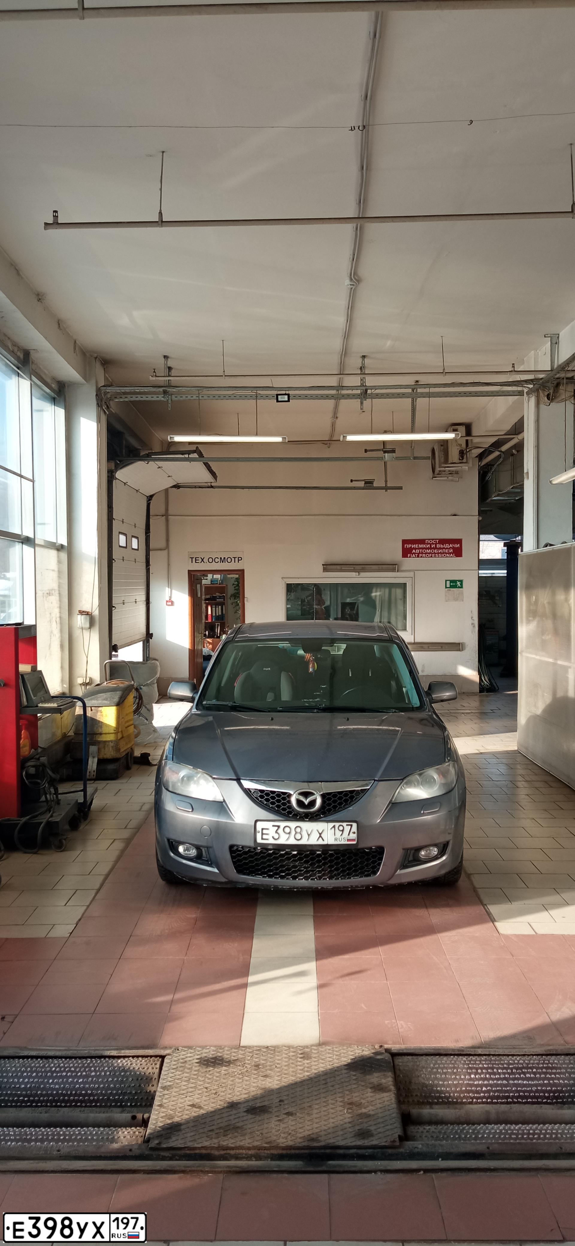 Фото автомобиля MAZDA 3, 2007 — госномер Е032МВ777. Цвет: СЕРЫЙ