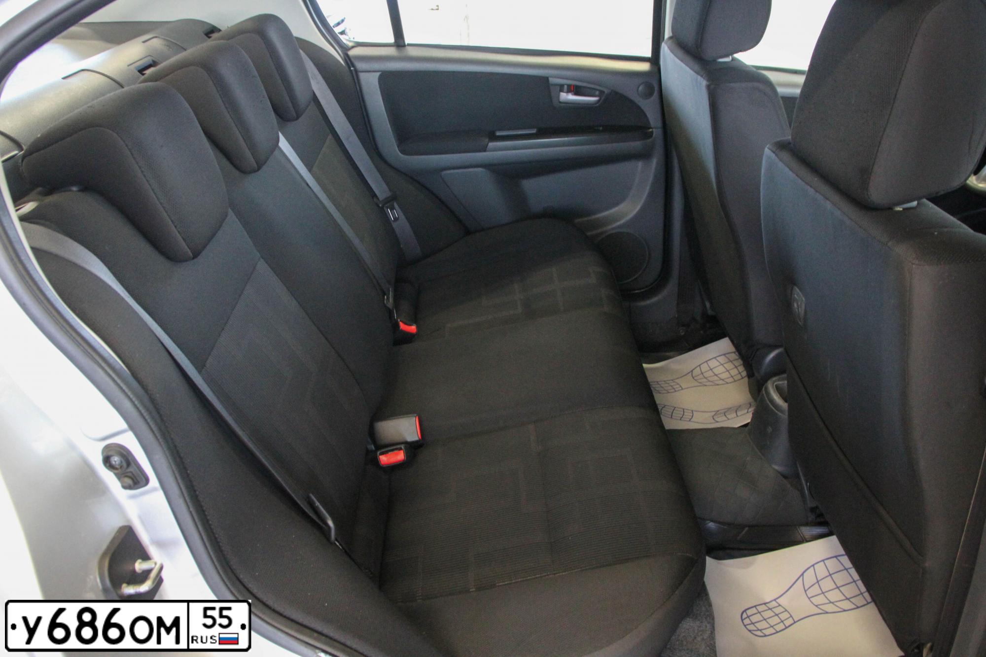 Фото автомобиля SUZUKI SX 4, 2010 — госномер У686ОМ55. Цвет: Серебристый