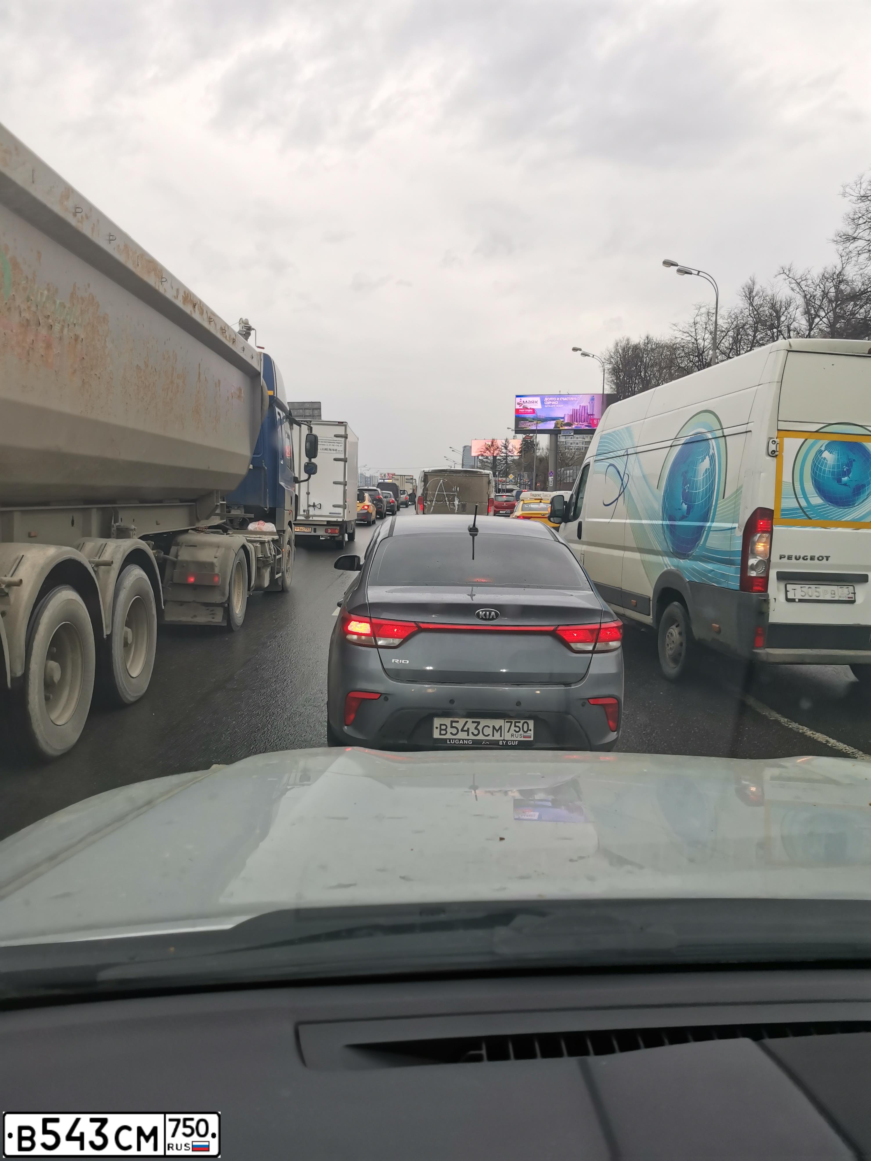 Фото автомобиля KIA RIO, 2018 — госномер В543СМ750. Цвет: Серый