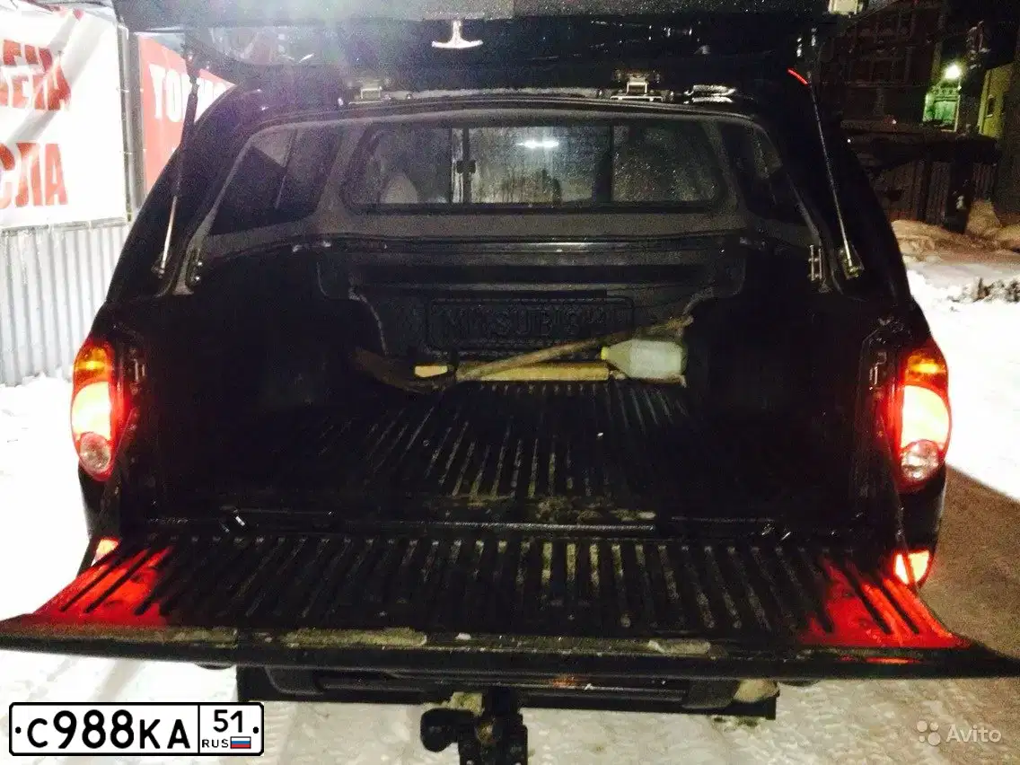 Фото автомобиля MITSUBISHI L 200, 2008 — госномер С988КА51. Цвет: ЧЕРНЫЙ