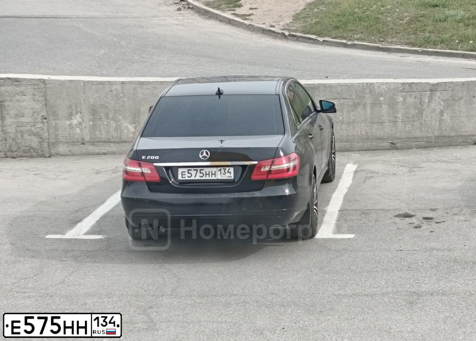 Фото автомобиля MERCEDES E-KLASSE, 2011 — госномер Е575НН134. Цвет: ЧЕРНЫЙ