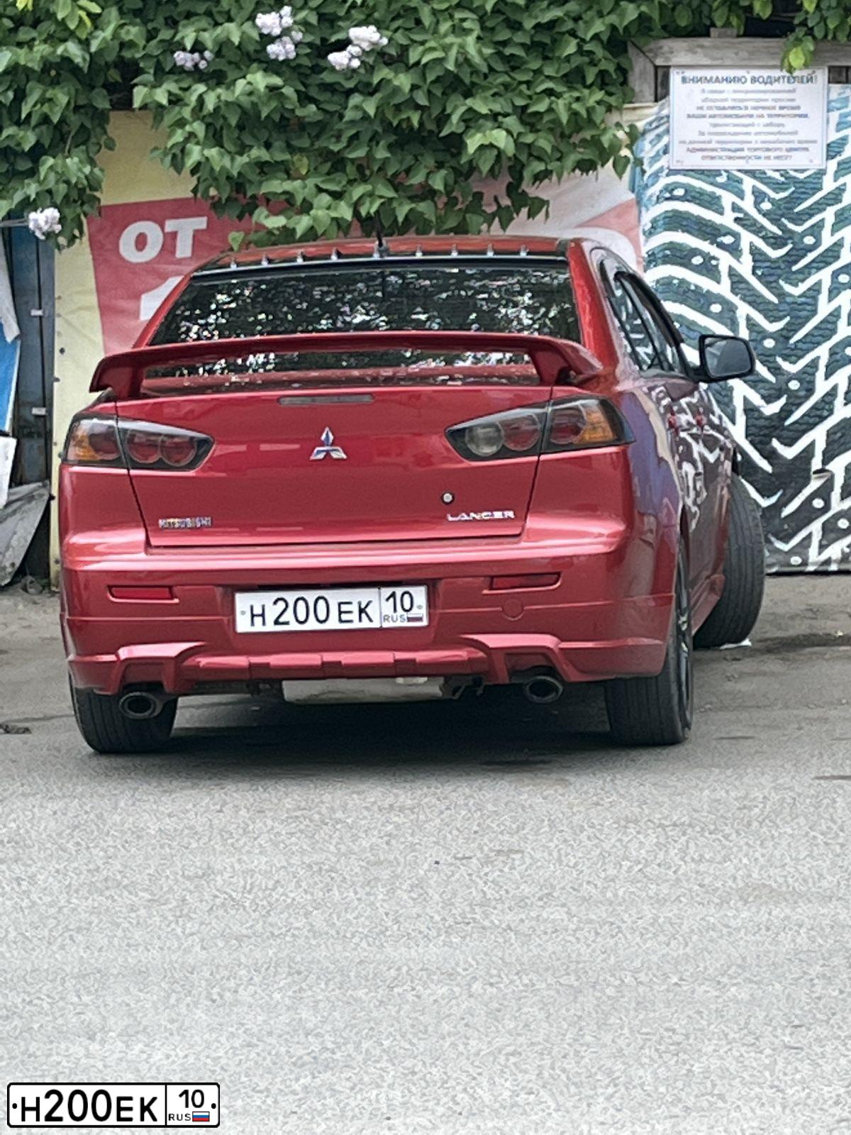 Фото автомобиля MITSUBISHI LANCER, 2010 — госномер Н200ЕК10. Цвет: Красный
