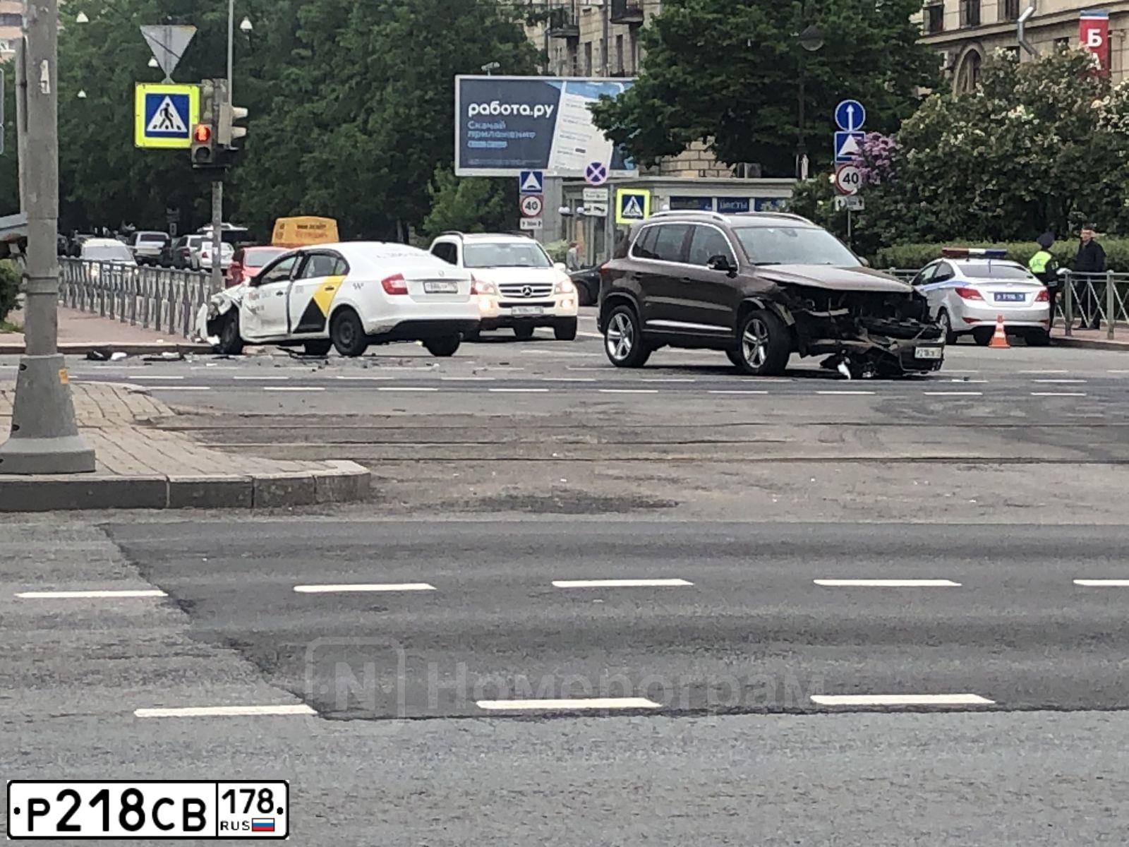 Фото автомобиля VOLKSWAGEN TIGUAN, 2014 — госномер Р218СВ178. Цвет: Коричневый