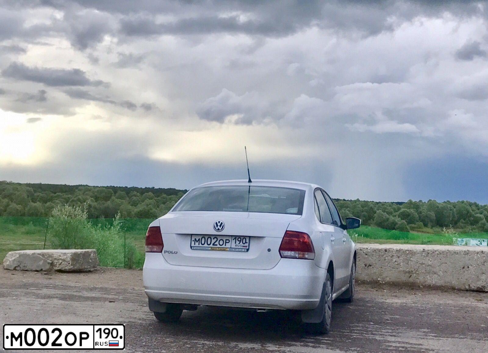 Фото автомобиля VOLKSWAGEN POLO, 2011 — госномер М002ОР190. Цвет: Белый