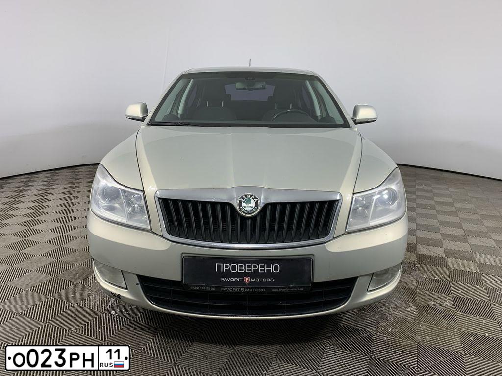 Фото автомобиля SKODA OCTAVIA, 2012 — госномер М887ОО799. Цвет: Серебристо-Желтый