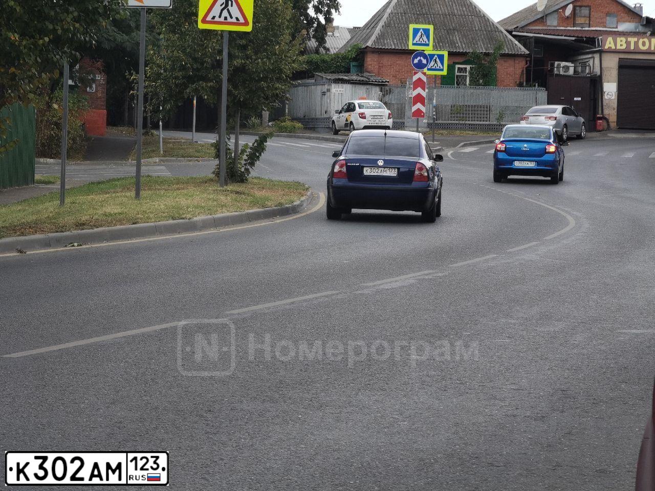 Фото автомобиля VOLKSWAGEN PASSAT, 2003 — госномер О288АК82. Цвет: синий