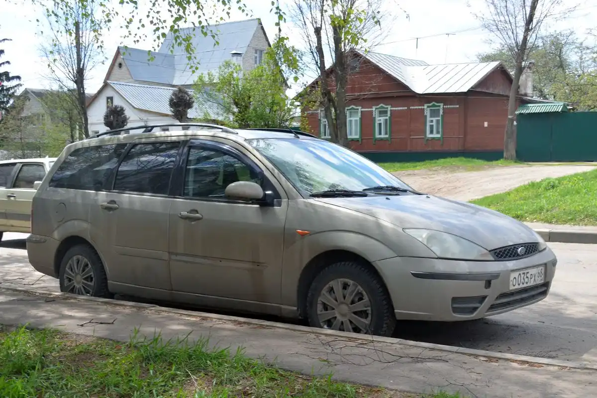 Фото автомобиля FORD FOCUS, 2004 — госномер Е846НА136. Цвет: СЕРО-ЗОЛОТИСТЫЙ