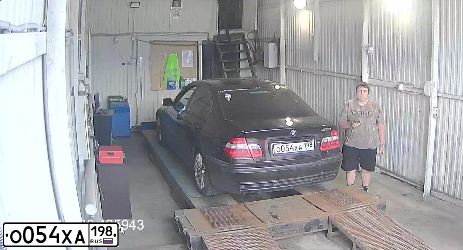 Фото автомобиля BMW SERIE 3, 2004 — госномер О054ХА198. Цвет: ВИШНЕВЫЙ
