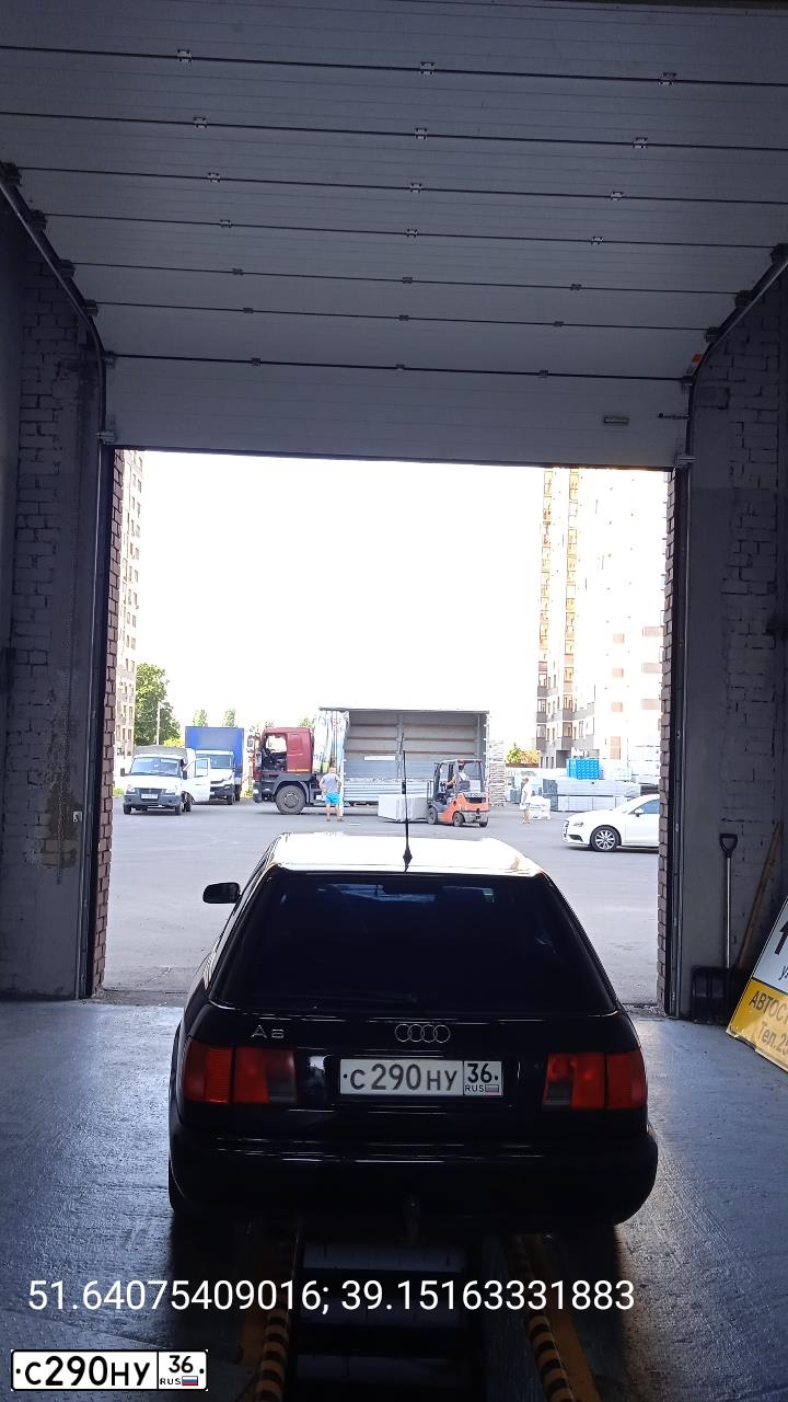 Фото автомобиля AUDI A6, 1996 — госномер Е724НС99. Цвет: ЧЕРНЫЙ