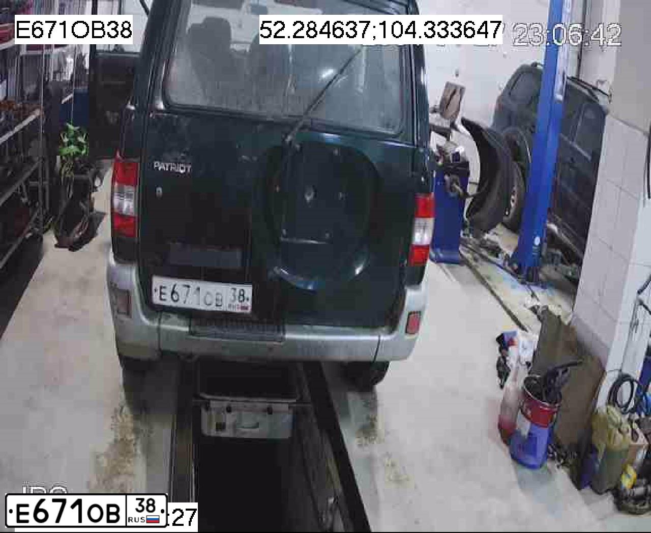 Фото автомобиля UAZ 3163 PATRIOT, 2005 — госномер Е671ОВ38. Цвет: ЗЕЛЕНЫЙ
