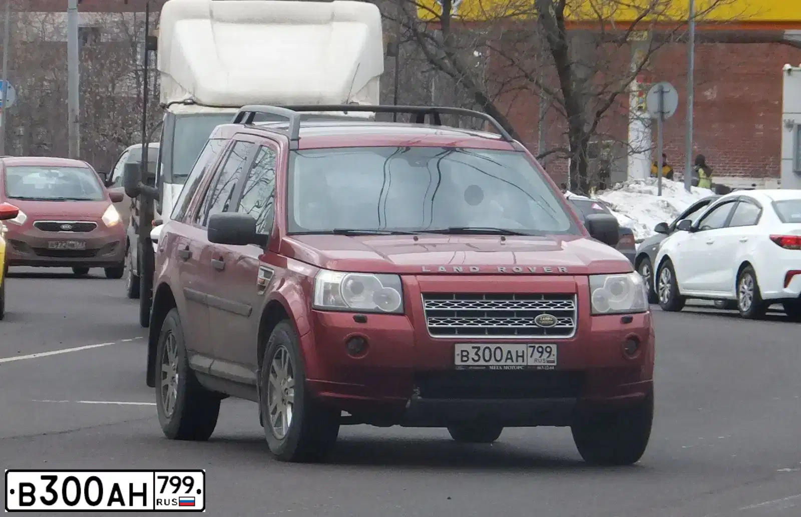 Фото автомобиля LANDROVER FREELANDER, 2008 — госномер В300АН799. Цвет: КРАСНЫЙ МЕТАЛЛИК