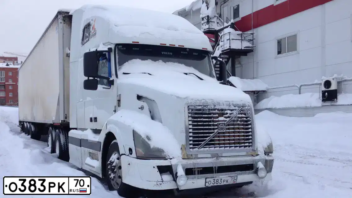 Фото автомобиля VOLVO SERIE VNL /6X4/, 2004 — госномер О383РК70. Цвет: Белый