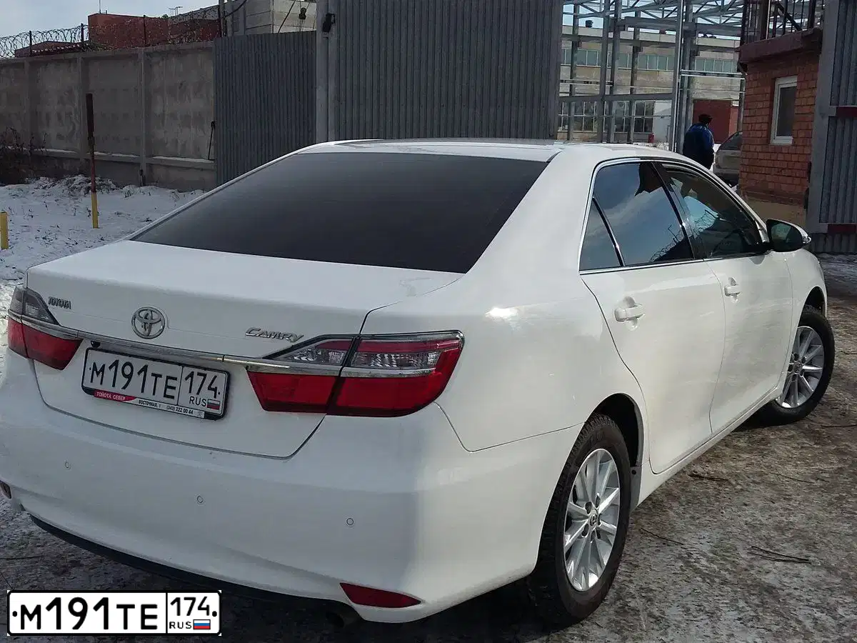 Фото автомобиля TOYOTA CAMRY, 2015 — госномер Р834АВ774. Цвет: Белый