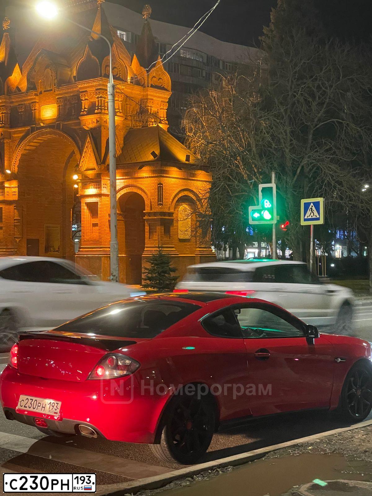Фото автомобиля HYUNDAI /S-/COUPE / TUSCANI, 2008 — госномер В377ОЕ51. Цвет: Красный