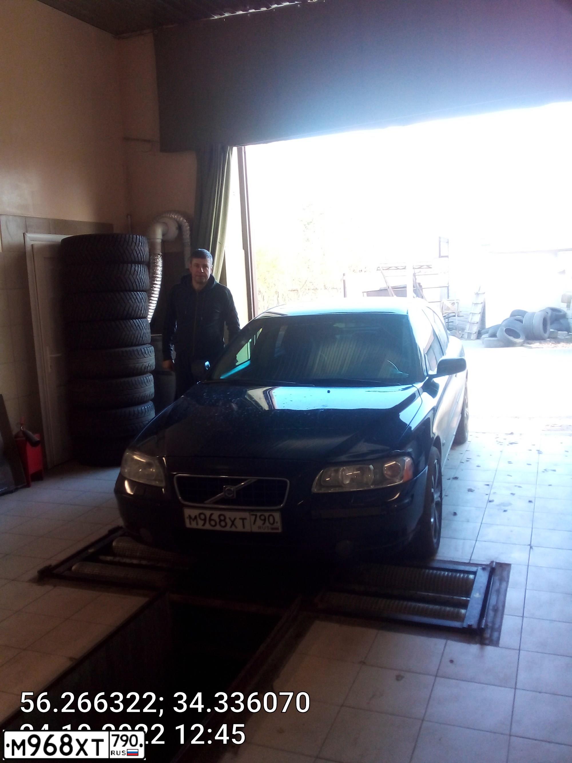 Фото автомобиля VOLVO S60, 2005 — госномер У717РУ790. Цвет: ЧЕРНЫЙ