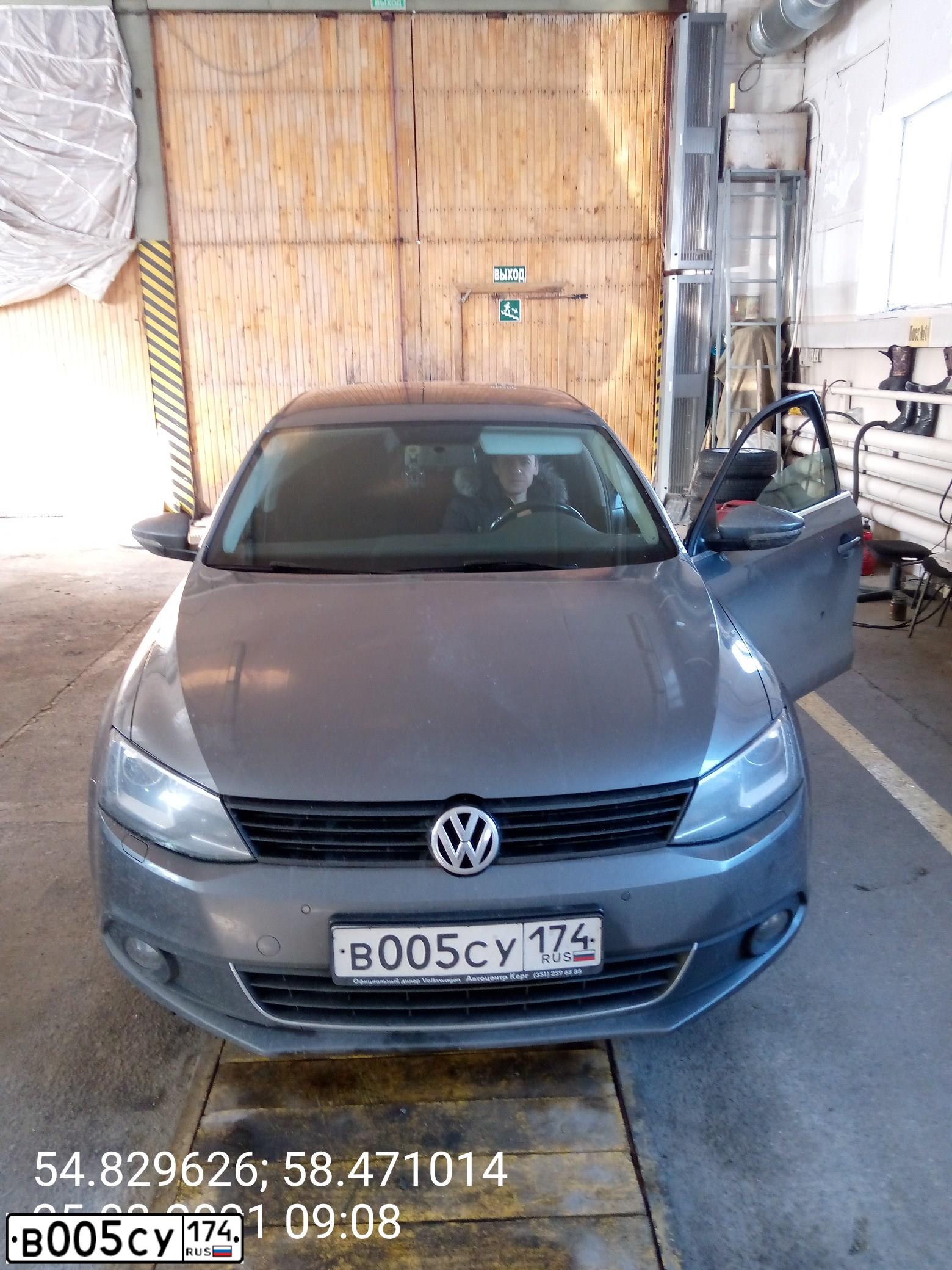 Фото автомобиля VOLKSWAGEN JETTA, 2013 — госномер Т712ЕО774. Цвет: ТЕМНО-СЕРЫЙ
