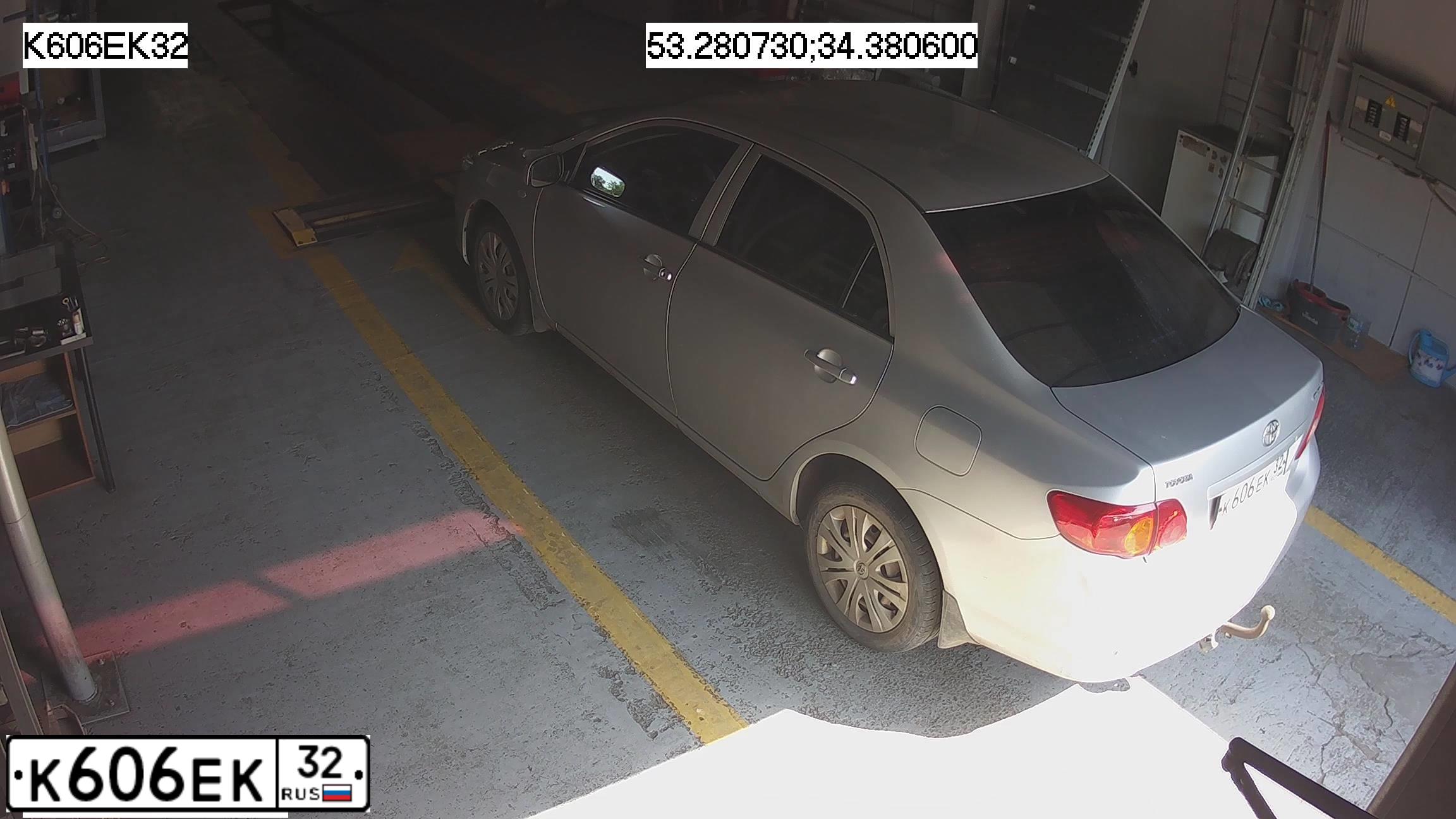 Фото автомобиля TOYOTA COROLLA, 2008 — госномер К606ЕК32. Цвет: СЕРЕБРИСТЫЙ