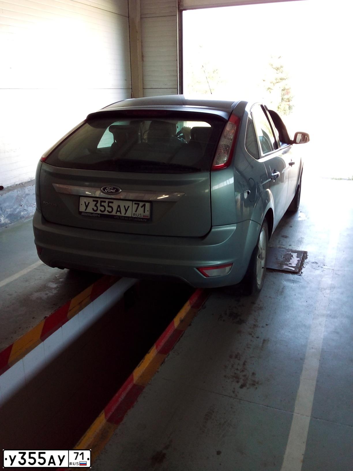 Фото автомобиля FORD FOCUS, 2009 — госномер Х251СТ199. Цвет: Серый