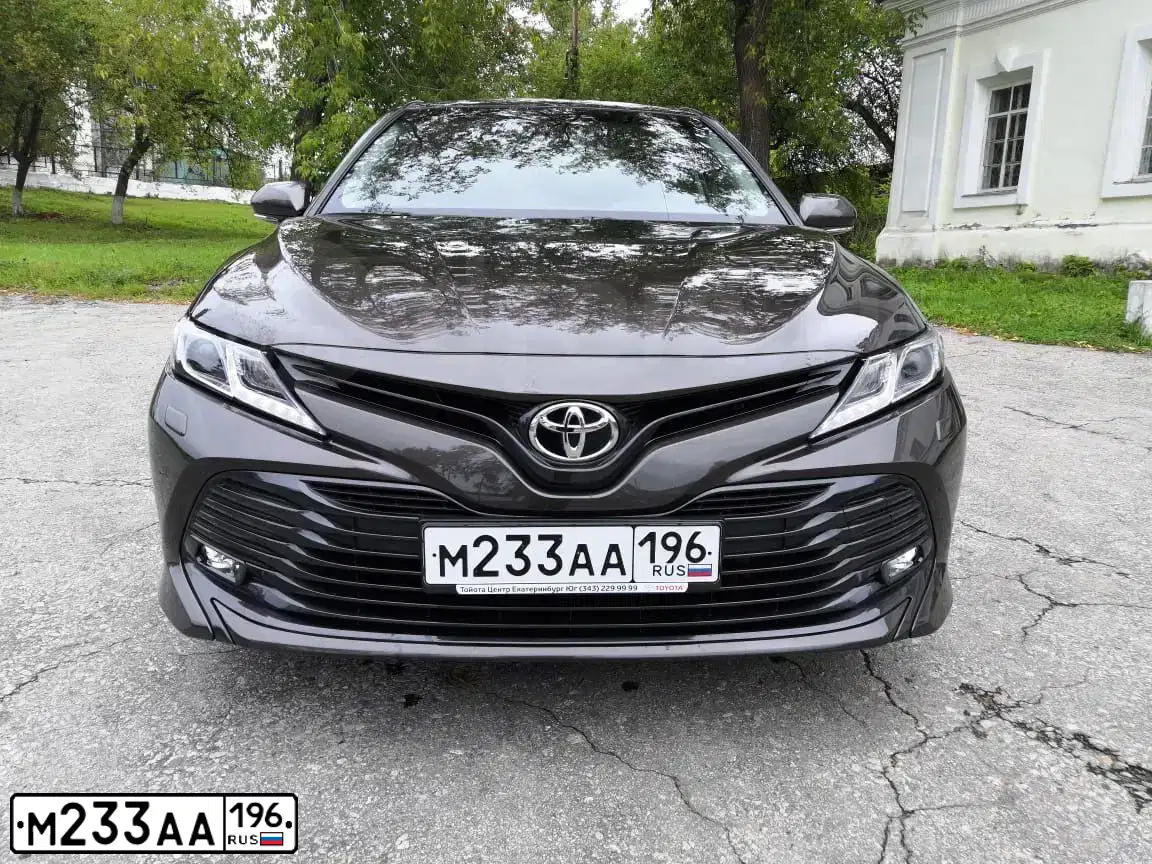 Фото автомобиля TOYOTA CAMRY, 2019 — госномер В842ЕУ186. Цвет: Серо-Коричневый металлик