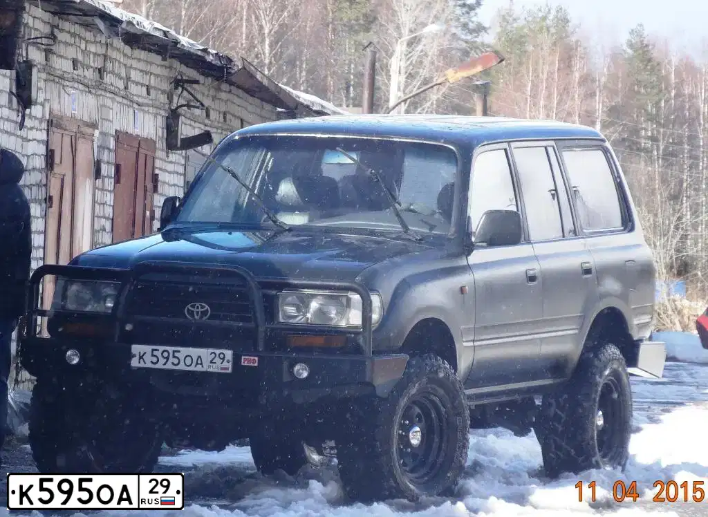 Фото автомобиля TOYOTA LANDCRUISER, 1994 — госномер Е171НР51. Цвет: ТЕМНО-ЗЕЛЕНЫЙ