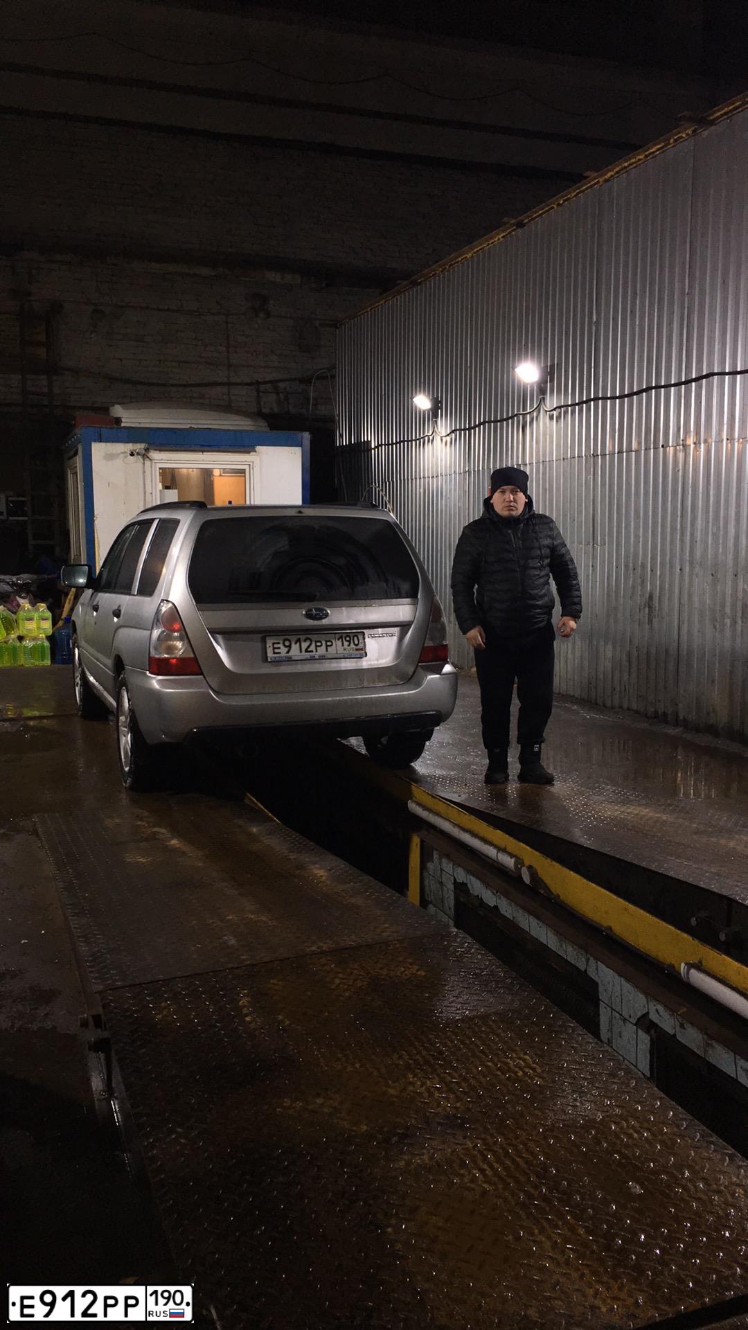 Фото автомобиля SUBARU FORESTER, 2005 — госномер Е897АУ977. Цвет: Серый