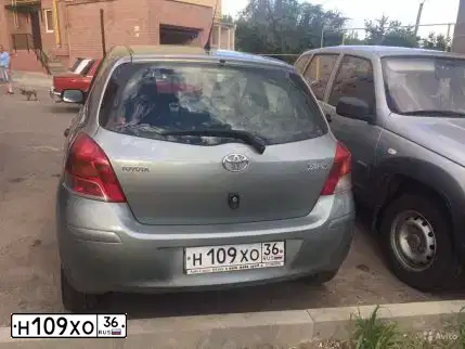 Фото автомобиля TOYOTA YARIS, 2009 — госномер У470АХ31. Цвет: СЕРЫЙ