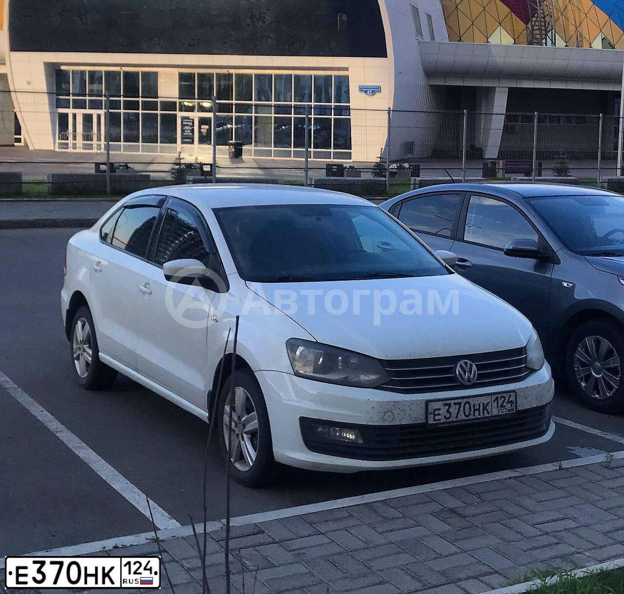 Фото автомобиля VOLKSWAGEN POLO, 2016 — госномер Е370НК124. Цвет: Белый