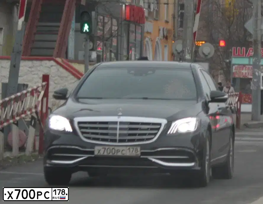 Фото автомобиля MERCEDES-BENZ S560, 2017 — госномер С586ОУ198. Цвет: ЧЕРНО-БЕЛЫЙ