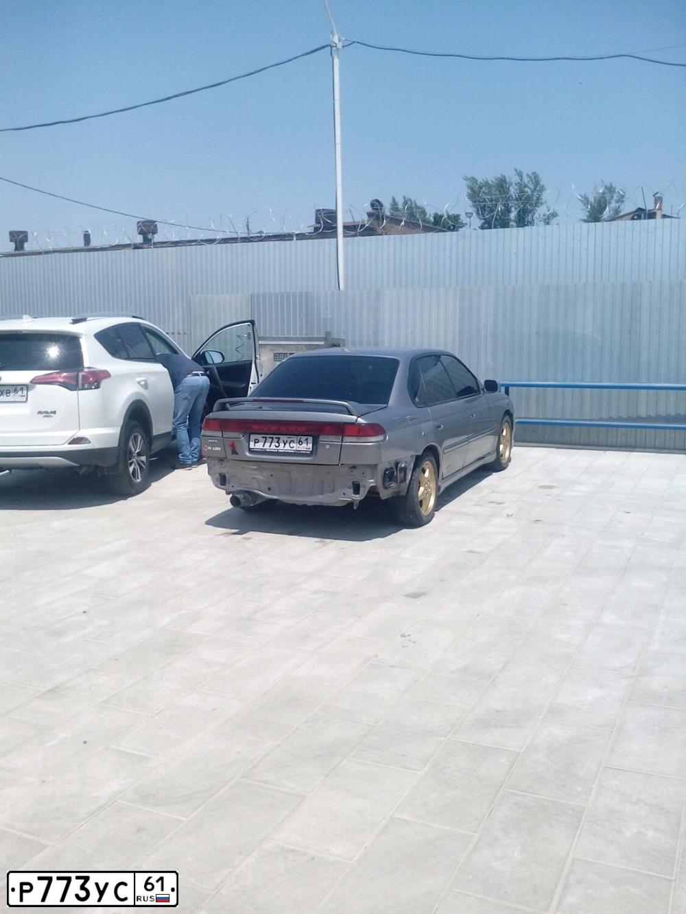 Фото автомобиля SUBARU LEGACY, 1998 — госномер Е899СН126. Цвет: СЕРЫЙ