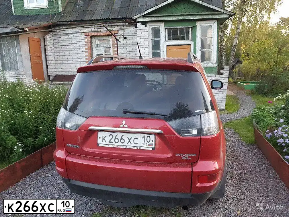 Фото автомобиля MITSUBISHI OUTLANDER, 2012 — госномер Х587УЕ178. Цвет: Красный